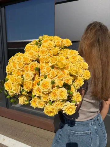 Роза кустовая Гала Голд 80 см (Р)